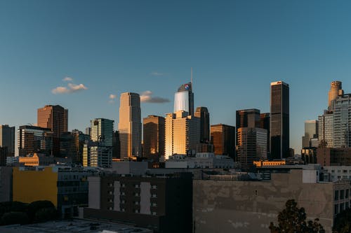 蓝蓝的天空下的城市建筑 · 免费素材图片