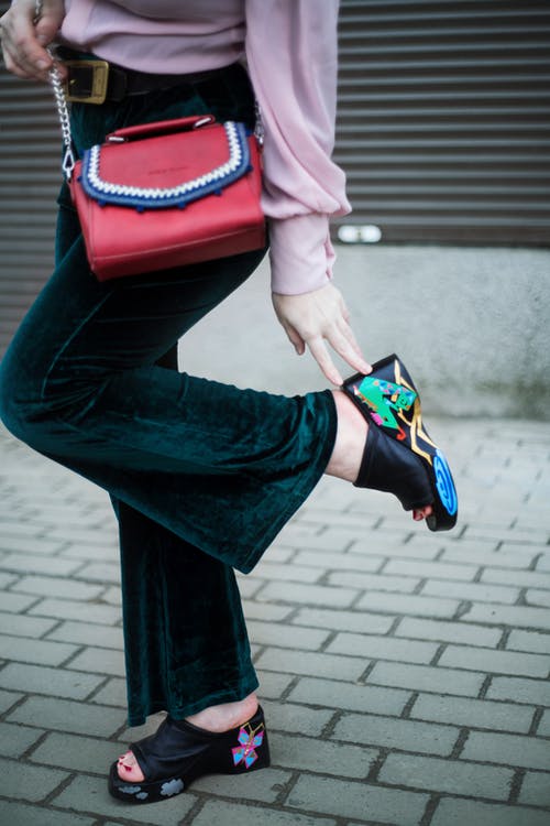 作物时尚女人碰街上的鞋跟 · 免费素材图片