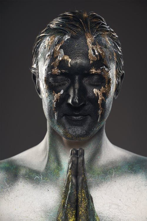 画的脸和手中的祈祷姿态的匿名男子 · 免费素材图片