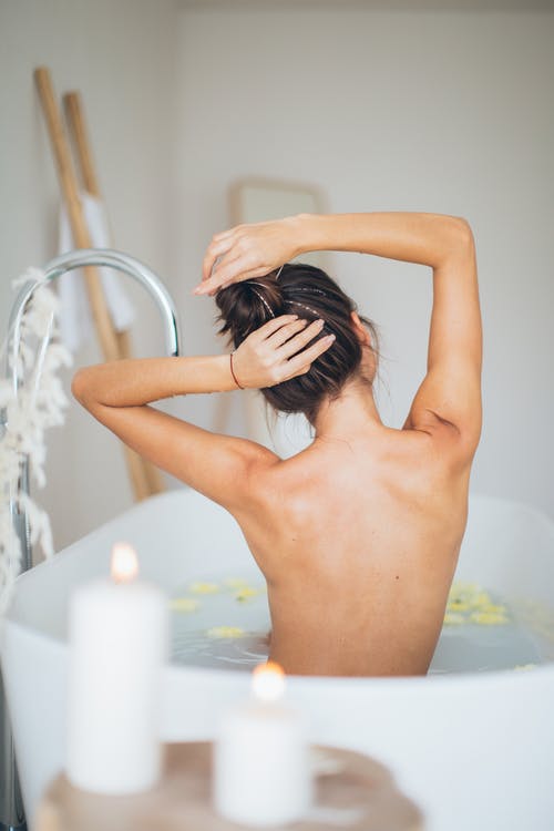 女人洗个轻松的澡 · 免费素材图片