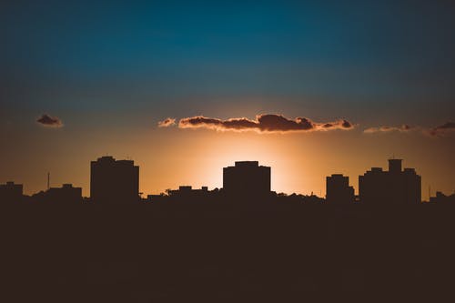 日落期间城市建筑的轮廓 · 免费素材图片