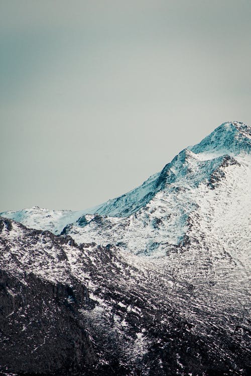 雪覆盖的山，在灰色的天空下 · 免费素材图片