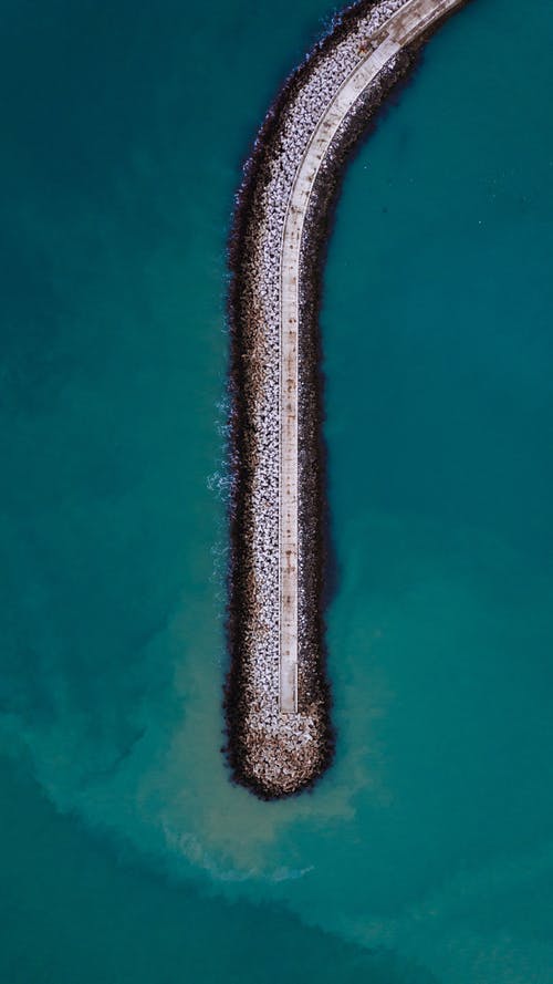 从无人机的蓝色海洋防波堤 · 免费素材图片