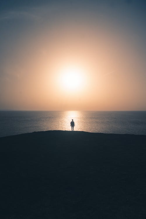 一个人的剪影 · 免费素材图片