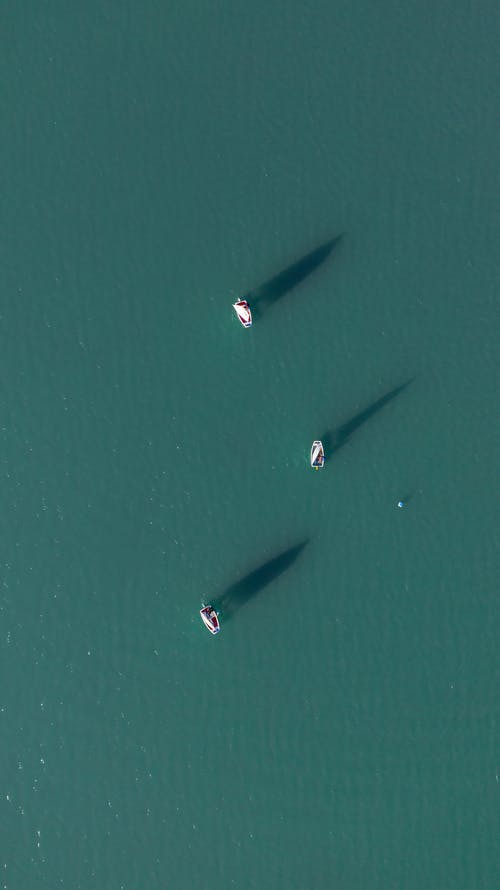 在海洋中央的空中射击船 · 免费素材图片