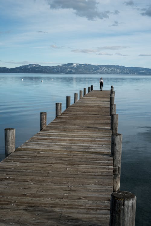 孤独的人，在高山湖泊的码头上 · 免费素材图片