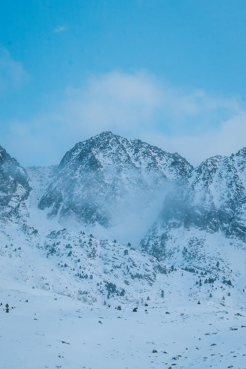 雪覆盖山在蓝蓝的天空下 · 免费素材图片