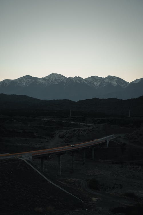 晚上开车的巷道附近的岭 · 免费素材图片