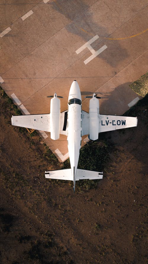 白色飞机在机场在阳光下 · 免费素材图片