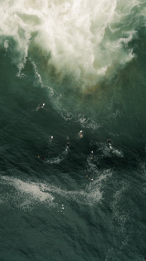 人们在海浪上冲浪的鸟瞰图 · 免费素材图片
