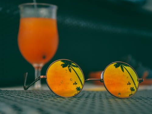 透明酒杯中的橙色液体 · 免费素材图片