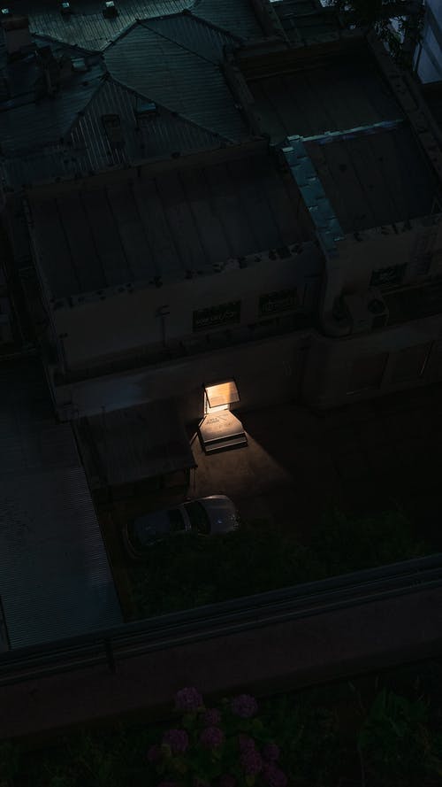 在城市的黄昏照明入口的现代房子 · 免费素材图片