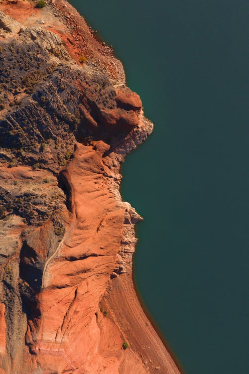 在灰色的背景上的粗糙的棕色岩石形成 · 免费素材图片