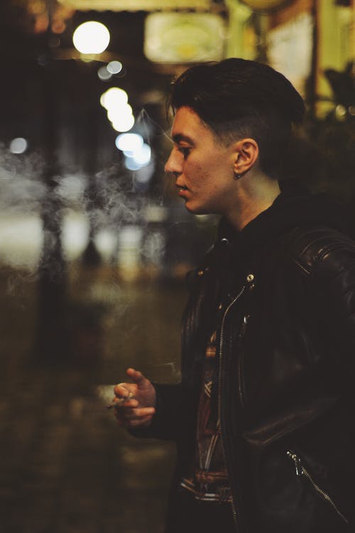 黑色皮夹克站在夜间的男人 · 免费素材图片