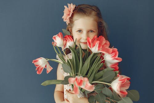 有关一束鲜花, 女孩, 微笑的免费素材图片