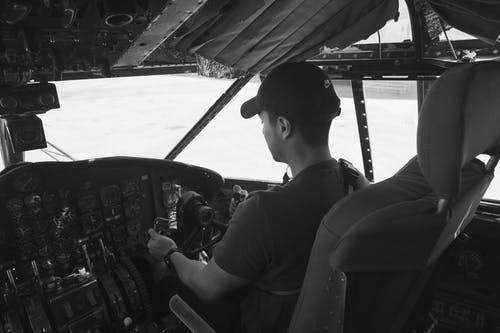 男子驾驶飞机的灰度照片 · 免费素材图片