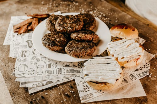 自助餐厅桌上的美味泡芙和肉饼 · 免费素材图片
