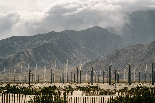 山附近的风力发电机 · 免费素材图片