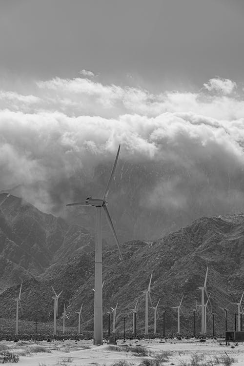 山附近的风力发电机 · 免费素材图片