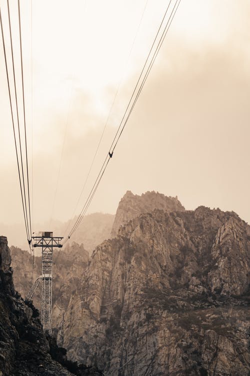 阴天高悬崖间的电缆铁路 · 免费素材图片