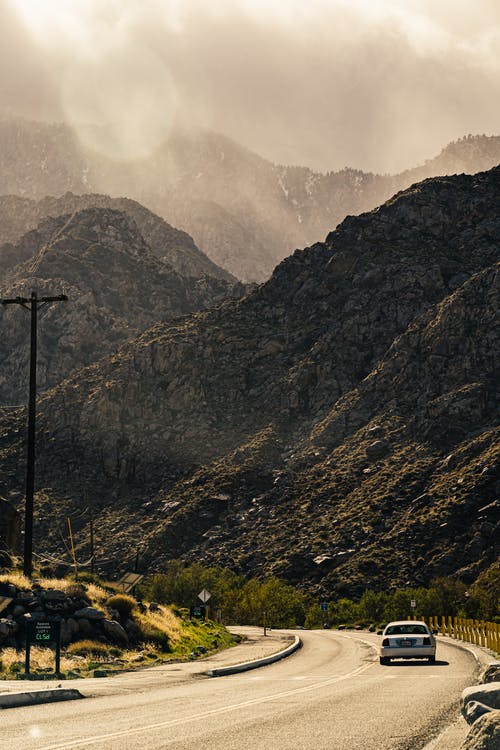 落基山脉旁边的路上一辆车 · 免费素材图片