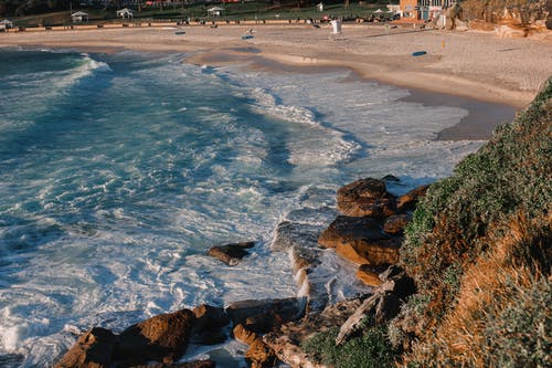 在沙滩上行走的人 · 免费素材图片