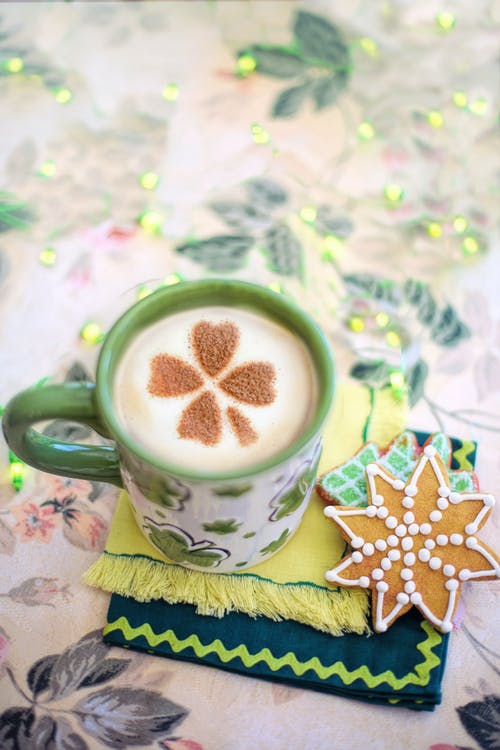 白色和绿色陶瓷杯咖啡 · 免费素材图片
