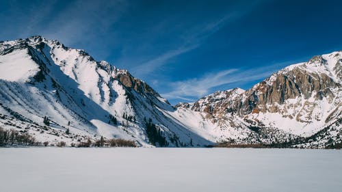 雪覆盖山在蓝蓝的天空下 · 免费素材图片