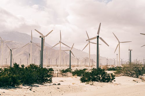 风力涡轮机在褐色的沙滩上 · 免费素材图片