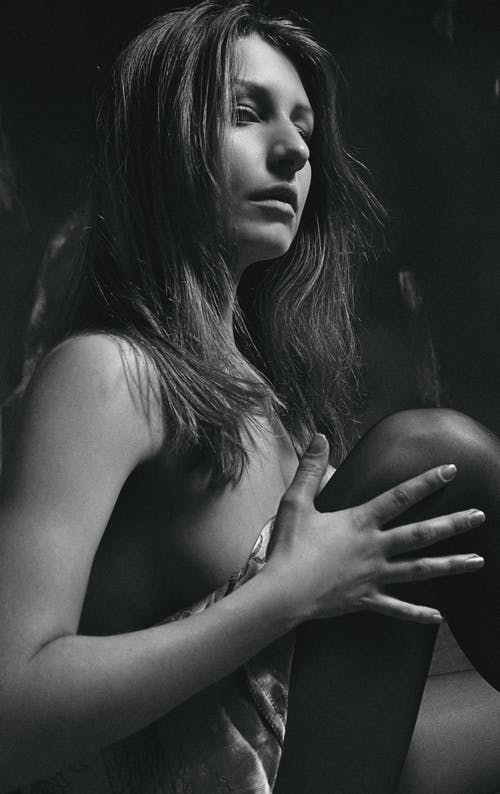 有关单色, 垂直拍摄, 女人的免费素材图片