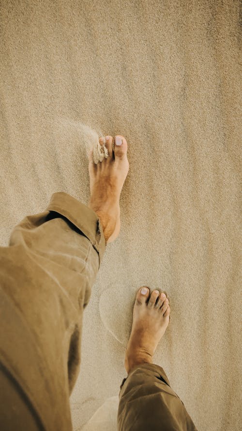 作物赤脚走在沙滩上的人 · 免费素材图片