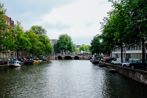 市区，有美丽的运河和人行天桥 · 免费素材图片