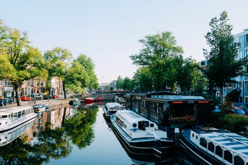 美丽的运河与浮动船在市区 · 免费素材图片