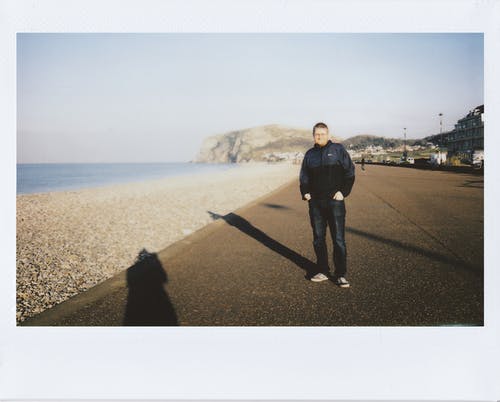 站在海滩附近的黑夹克的男人 · 免费素材图片
