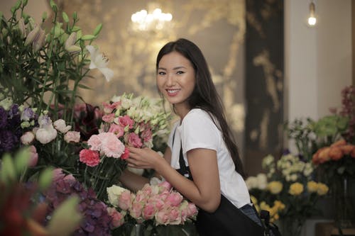 有关咖啡色头发的女人, 围裙, 女人的免费素材图片