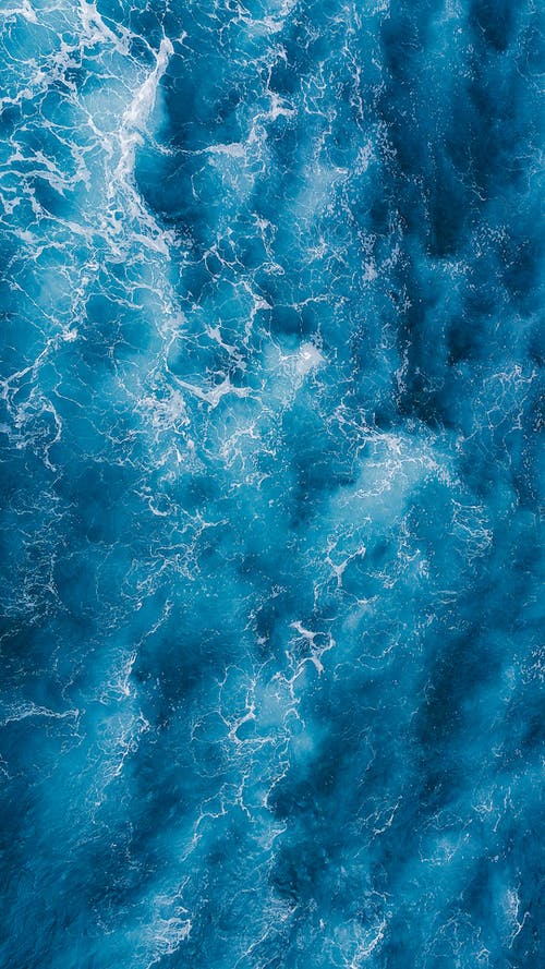 空中射击的蓝色水 · 免费素材图片