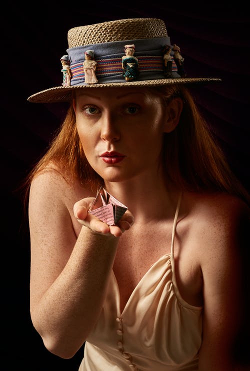 女人戴着太阳帽的照片 · 免费素材图片