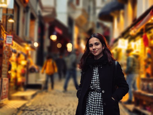 穿黑大衣的女人的照片 · 免费素材图片