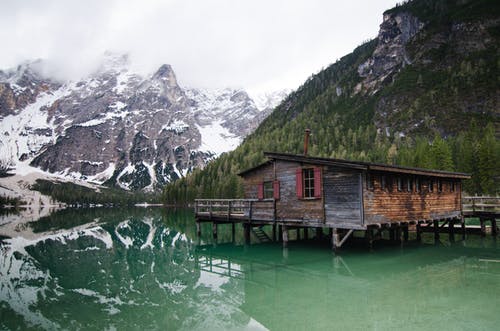布朗木屋o湖附近雪山 · 免费素材图片
