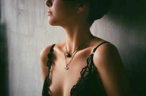 黑色背心的女人 · 免费素材图片