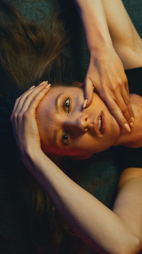 女人抱着她的脸的照片 · 免费素材图片