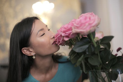 有关女人, 玫瑰, 粉红玫瑰的免费素材图片