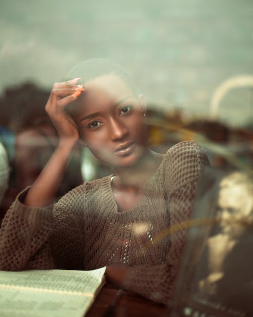 穿棕色针织毛衣的女人的照片 · 免费素材图片