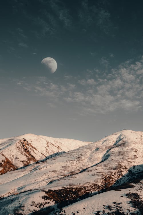 月亮在白雪皑皑的山 · 免费素材图片