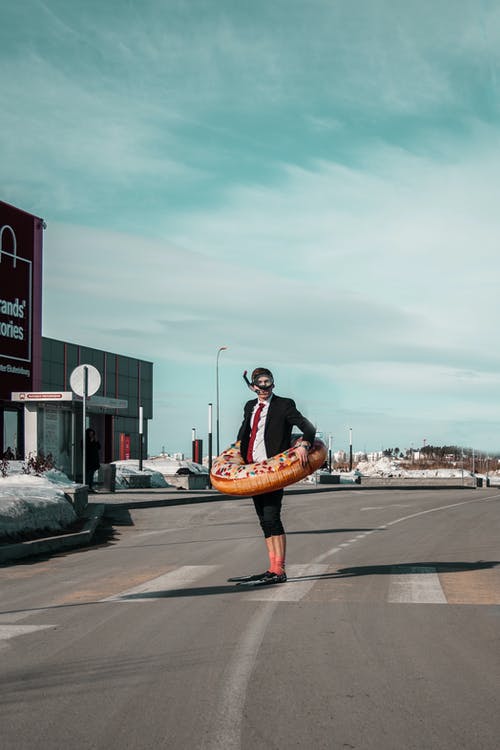 在城市人行横道上的古怪男人 · 免费素材图片