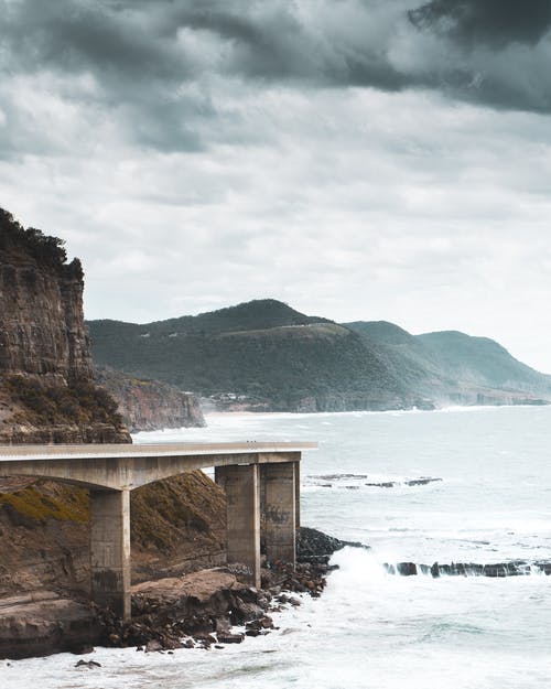 多云的天空下海的风景照片 · 免费素材图片