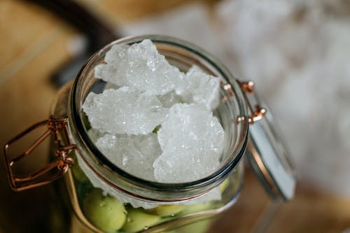 打开的罐子，上面放着冰的橄榄 · 免费素材图片
