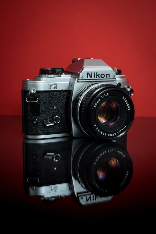 黑色尼康单反相机 · 免费素材图片
