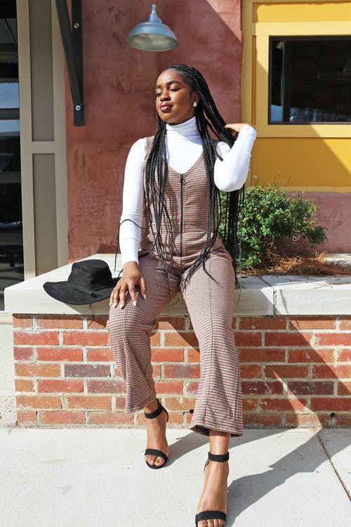 白色长袖衬衫和工作服的女人 · 免费素材图片