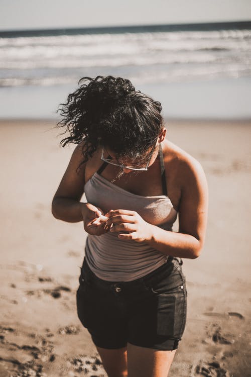 海边的女人 · 免费素材图片